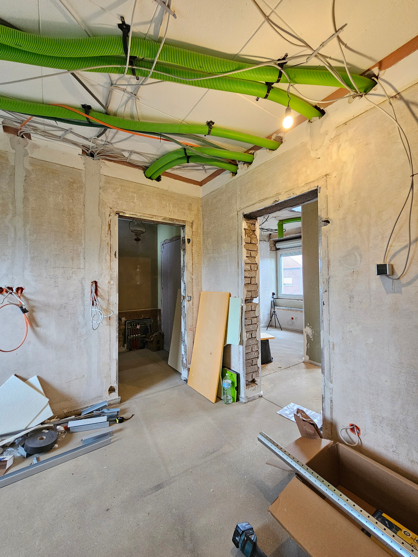 Fresh ventilation ducts routed through the ceiling